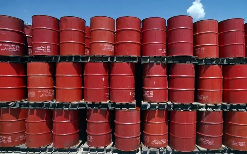 افت قیمت نفت پس از کاهش نرخ‌های بهره آمریکا