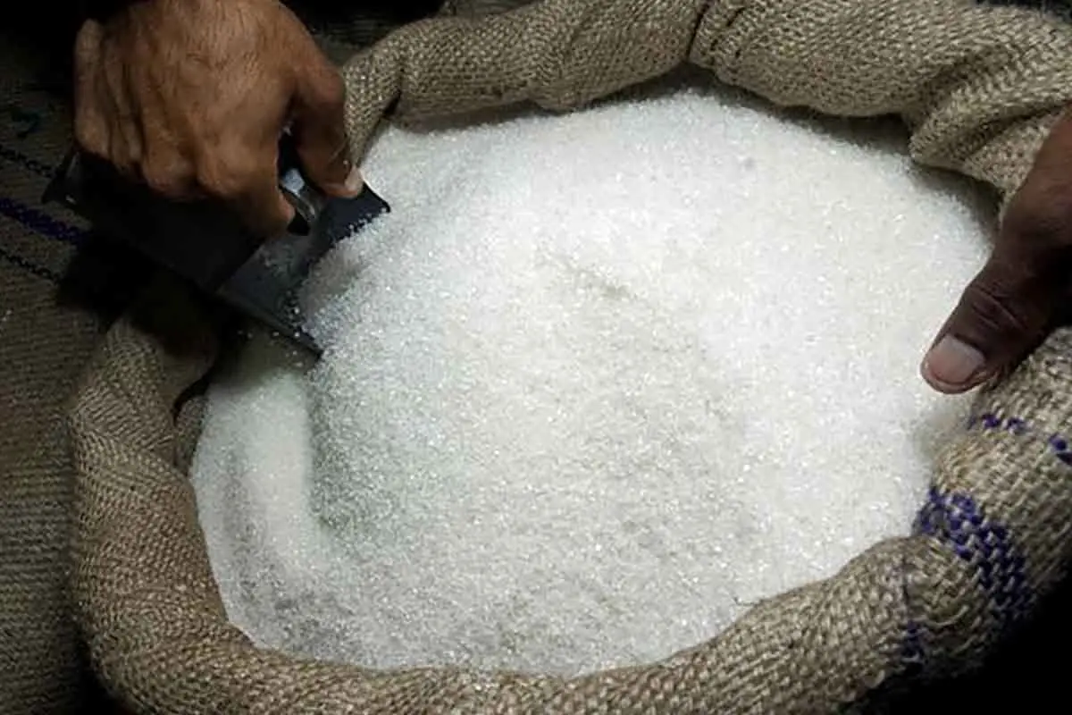 ماهانه به ۲۱۰ هزار تن شکر در کشور نیاز داریم/ قیمت مصوب شکر در بازار چند؟