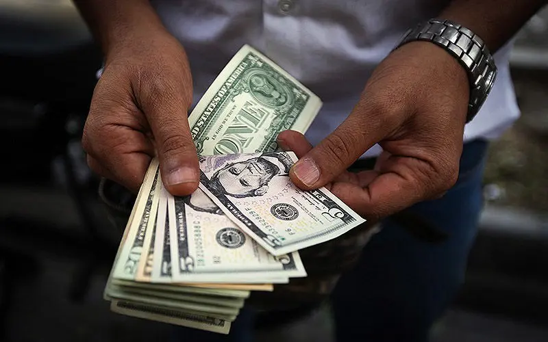 دلار در ماه تیر 5.8 درصد ارزان شد