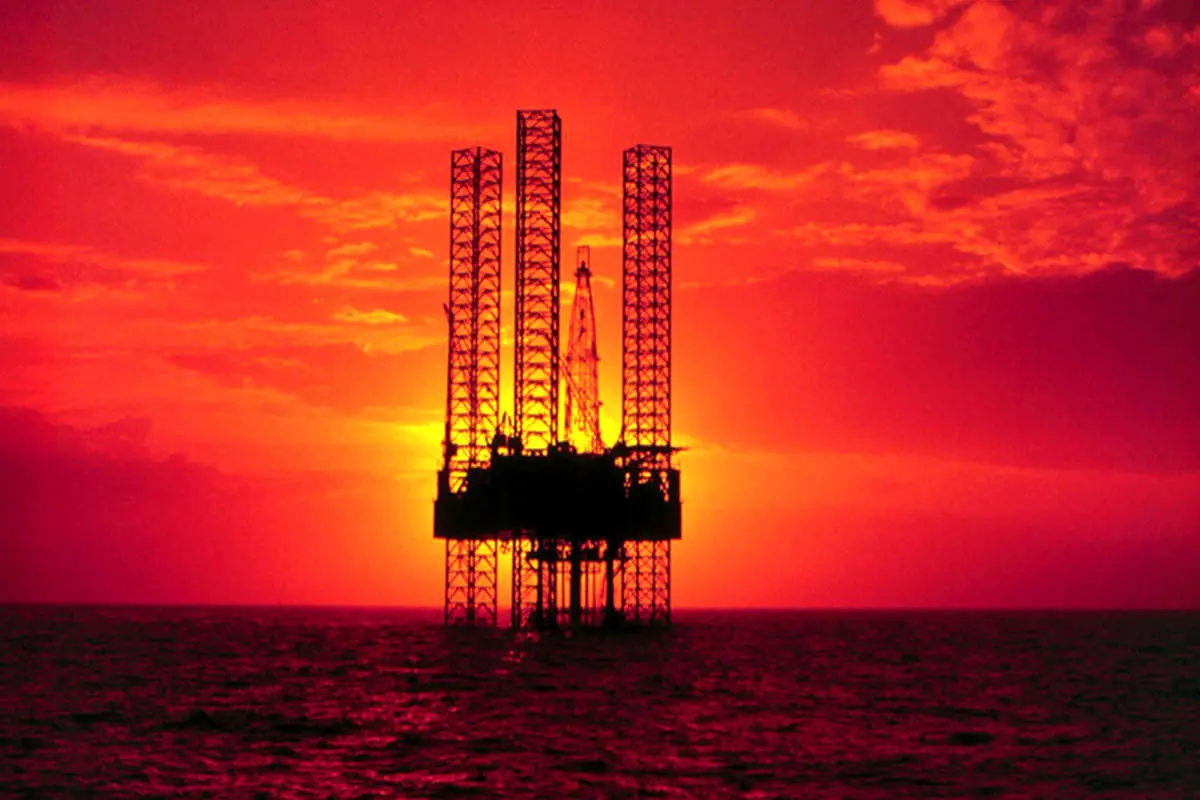 نوسانات قیمت نفت ناشی از چه عواملی است؟ (اینفوگرافیک)