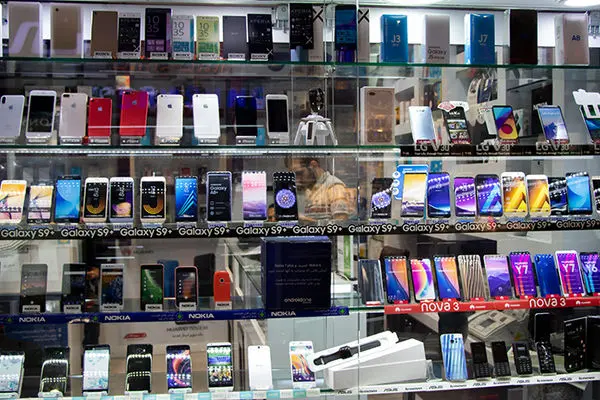 نوسانات بازار موبایل در آذر ماه + لیست قیمت‌ انواع گوشی
