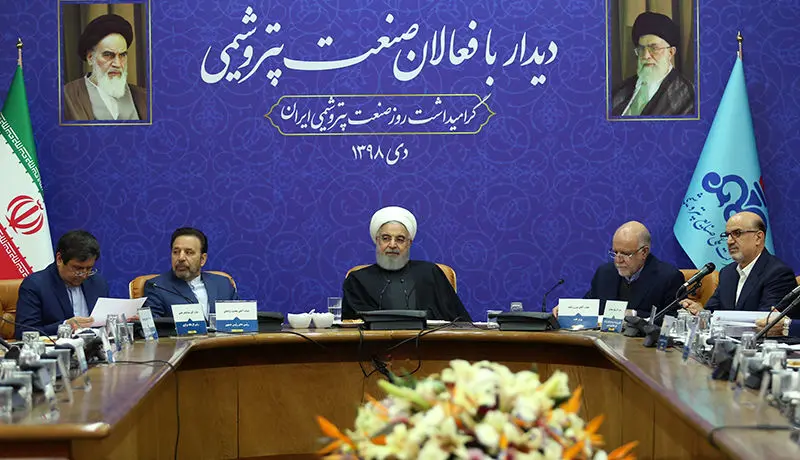 روحانی دور میز فعالان پتروشیمی (گزارش تصویری)