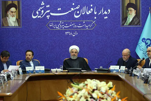 روحانی دور میز فعالان پتروشیمی (گزارش تصویری)