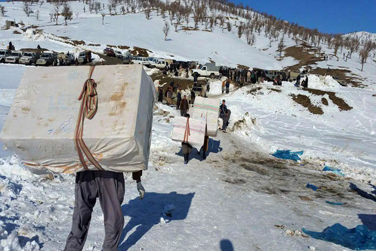 گزارش میدانی از زندگی کولبران در برف سنگین