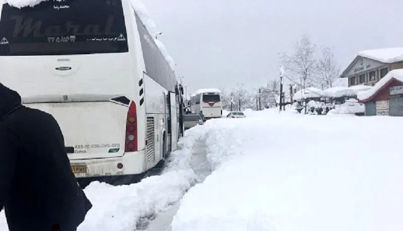 آخرین اخبار از برف در استان‌ گیلان / گرفتاری‌های مردم گیلان و مسافران در جاده‌ها