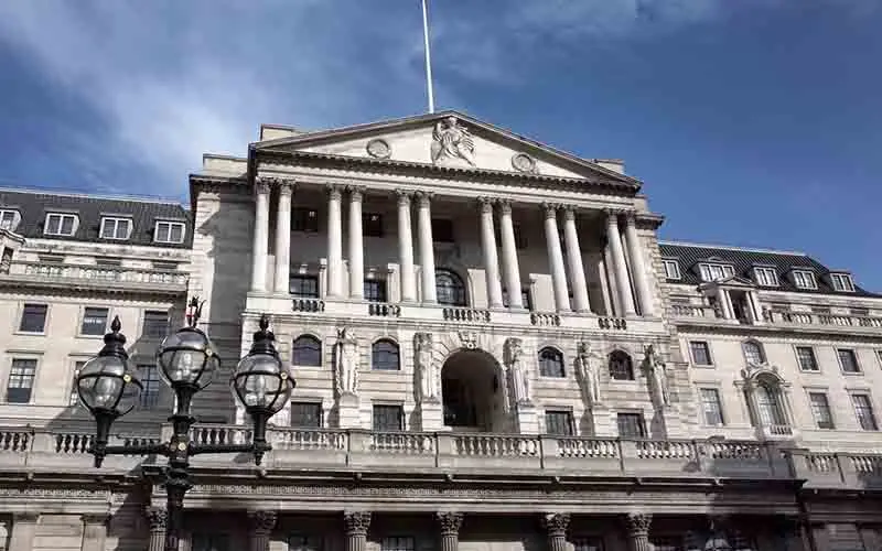 بانک مرکزی انگلیس نرخ بهره را به نصف کاهش داد