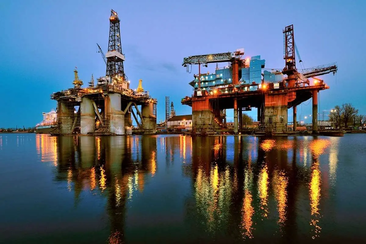 افت قیمت نفت در پی افزایش ذخایر آمریکا