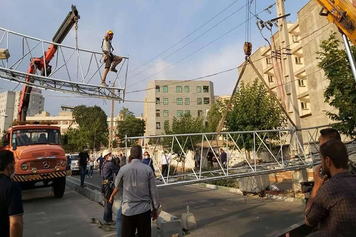 سقوط دکل مخابراتی در خیابان حکیمیه تهران