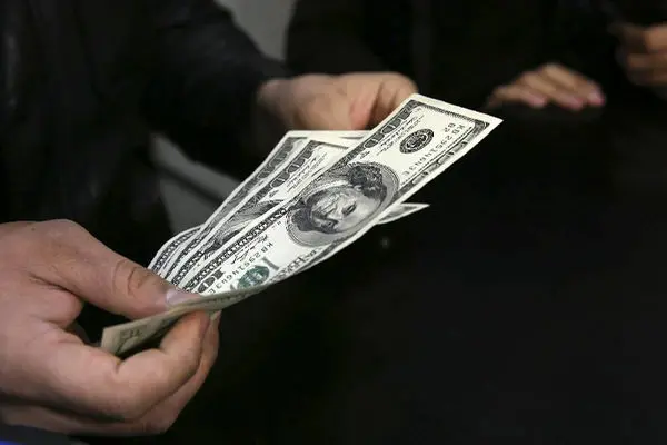 کف قیمت دلار چقدر است؟ / پیش‌بینی ۳ کارشناس درباره آینده دلار پس از مذاکره احتمالی