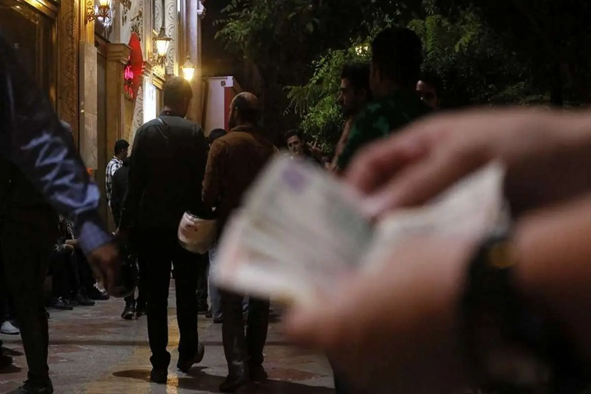 دستگیری دلال ارز با ۳۰۰۰ دلار در تهران