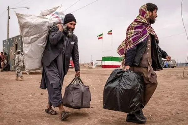 خروج گسترده مهاجران افغانستانی از ایران / چرا مهاجران ایران را ترک می‌کنند؟