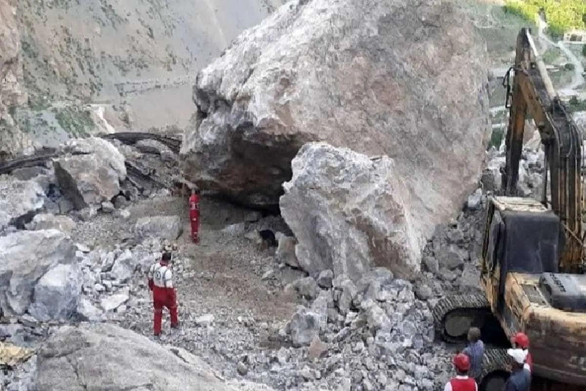 دو کشته بر اثر ریزش سنگ در آزادراه تهران-شمال