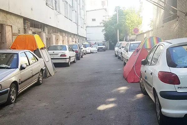 روایت خیابان‌خوابی همراهان بیمار در تهران / «دو ماه زندگی در یک چادر دو متری!»