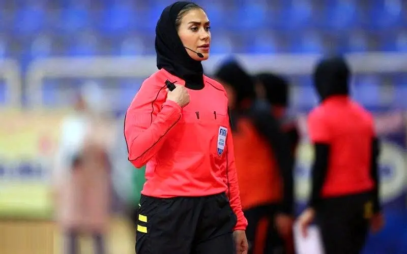 یک داور زن ایرانی رقابت‌های جام جهانی را سوت می‌زند