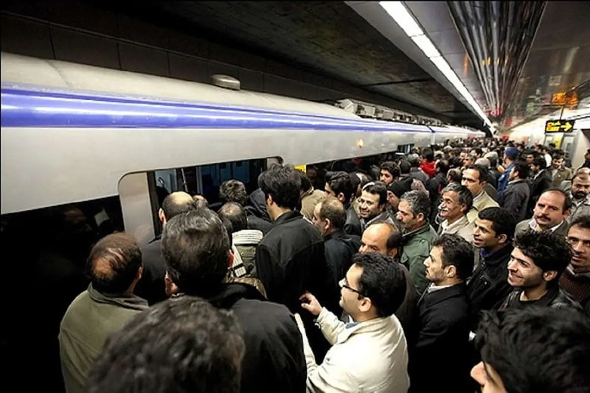 ازدحام و اعتراض مسافران در مترو صادقیه + فیلم