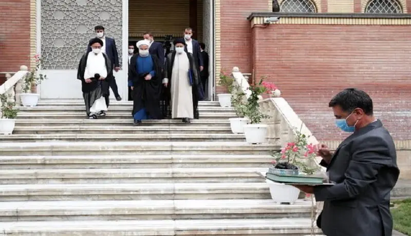 روحانی دفتر ریاست‌جمهوری را تحویل داد / رئیسی در پاستور مستقر شد + عکس
