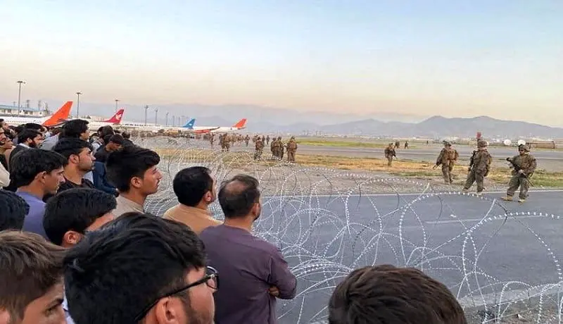 التهاب در فرودگاه کابل / تیراندازی نظامیان آمریکایی به مردم (فیلم)