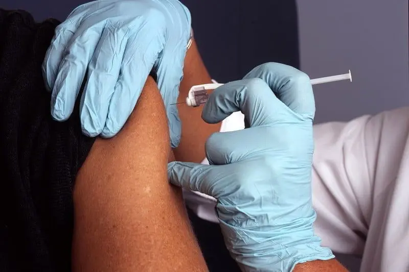 واکسیناسیون عمومی تا دهه فجر کامل خواهد شد