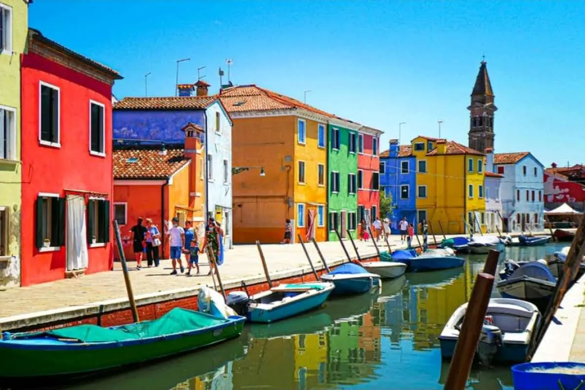 آشنایی با جزایر هیجان انگیز رنگین کمانی ایتالیا