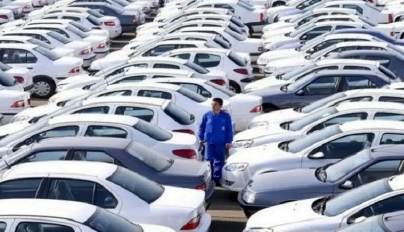 تلاش خودروسازان برای افزایش قیمت / ۱۵۰ هزار خودرو در پارکینگ‌ها