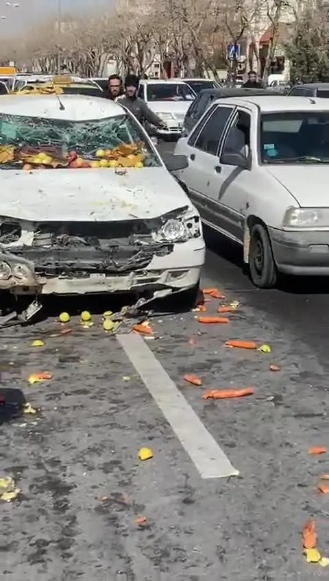 تصادف عجیب پراید در شیراز/ پراید آسیب دید، گاری میوه نه! (فیلم)