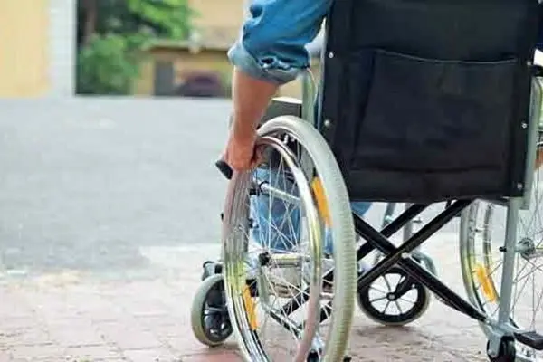 ۸ سال انتظار برای خرید ویلچر / افزایش زباله‌گردی معلولان در کشور
