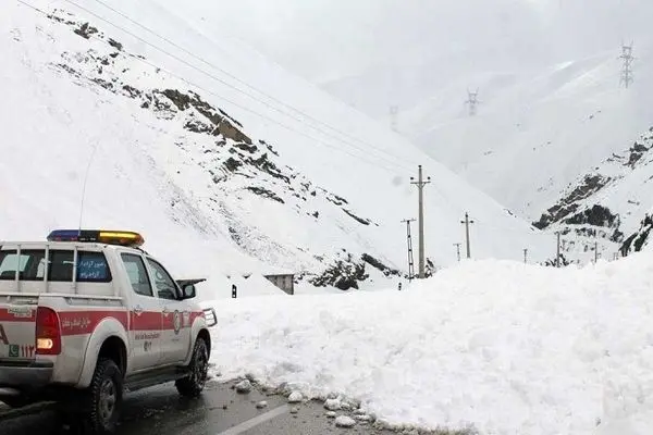 تهرانی‌ها از تردد در گردنه‌های برف‌گیر تهران خودداری کنند