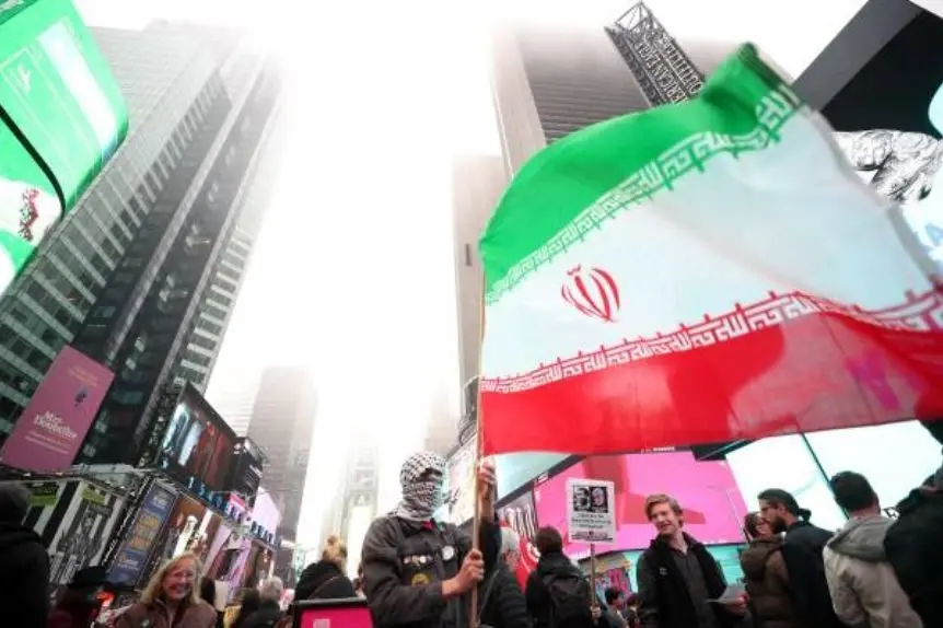 پرچم جمهوری اسلامی ایران در دست تظاهرکنندگان ایالت اوتاوا آمریکا +عکس