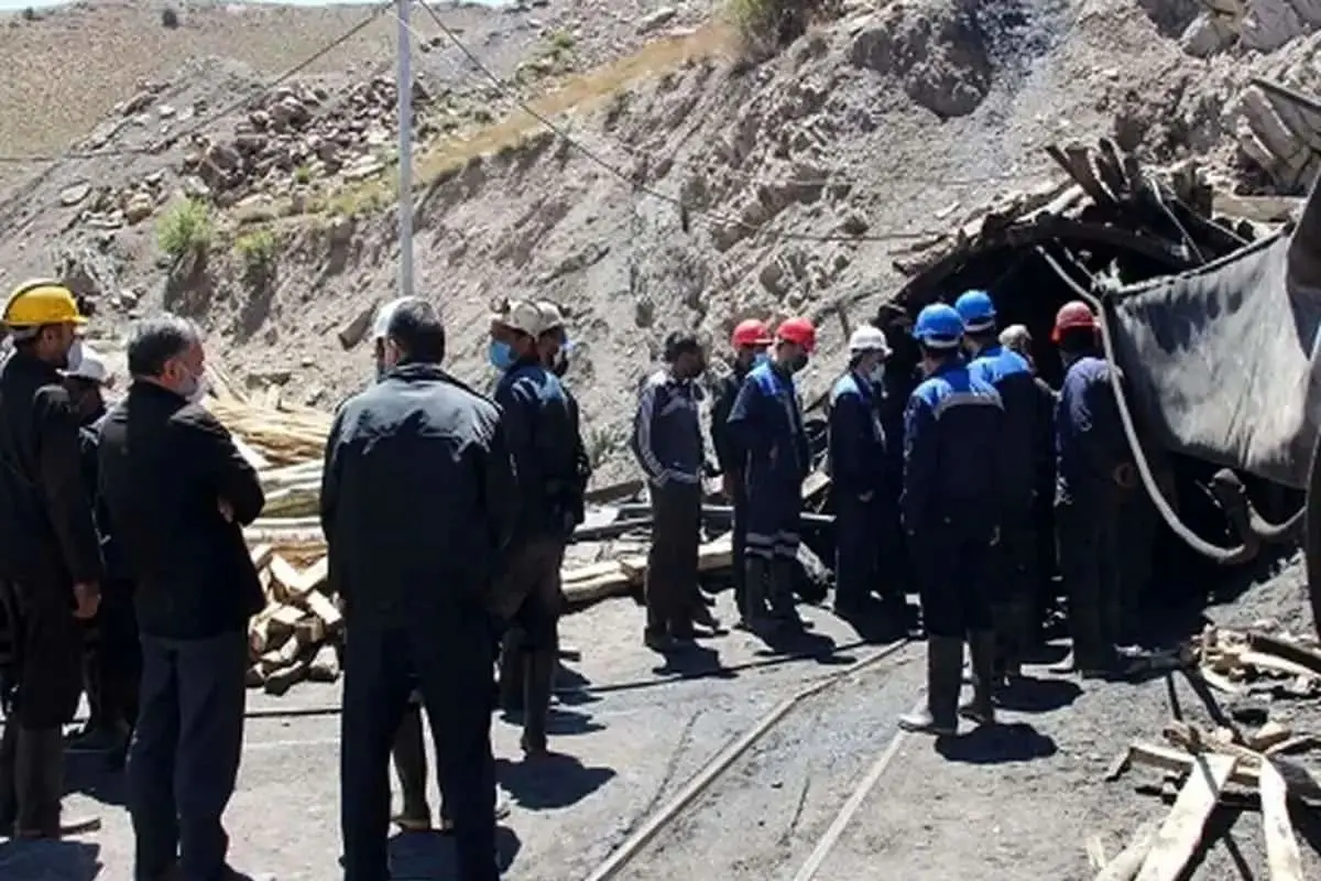 ویدیو / نارضایتی خانواده‌های جانباختگان ‎معدن ذغال‌سنگ طبس از نحوه تحویل پیکرهای بی‌جان عزیزانشان به آنها