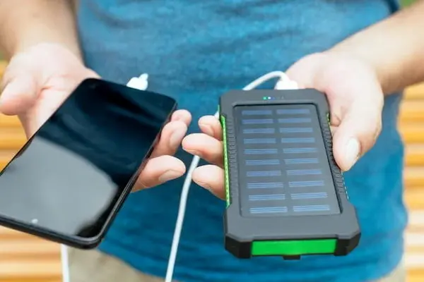 پاوربانک خورشیدی: منبع انرژی پاک برای شارژ تلفن همراه+ هزینه