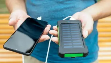پاوربانک خورشیدی: منبع انرژی پاک برای شارژ تلفن همراه+ هزینه