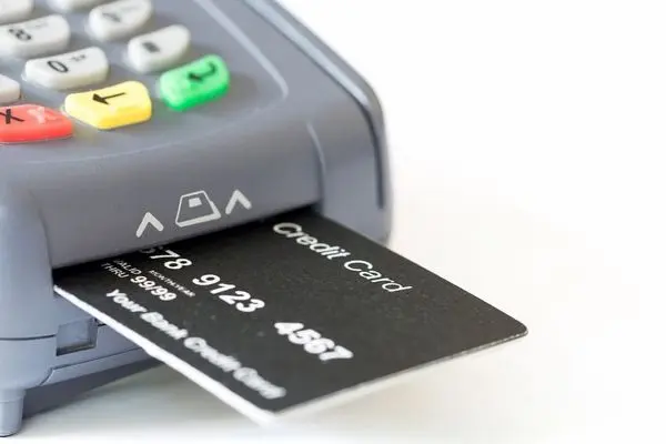 69 درصد از آمریکایی‌‌ها یک کارت اعتباری دارند/ کارت‌های اعتباری چقدر بدهی ایجاد کردند؟