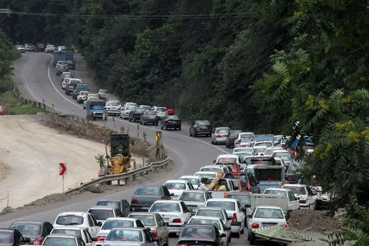  بارش باران در جاده‌های ۱۱ استان/ترافیک سنگین در چالوس