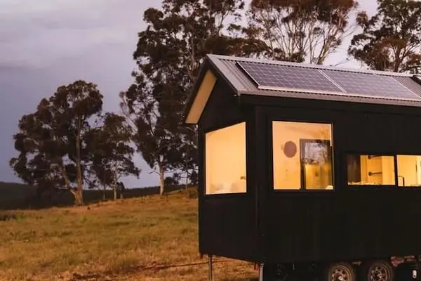 پنل‌های خورشیدی نصب‌شده در بالکن راهکاری عالی برای آپارتمان‌نشین‌ها؟