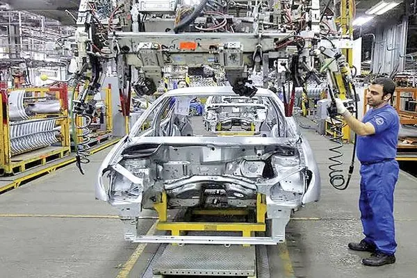 کاهش ۲۸ درصدی تولید خودرو در آبان ۱۴۰۲ / فروش خودروسازان چقدر افت کرد؟