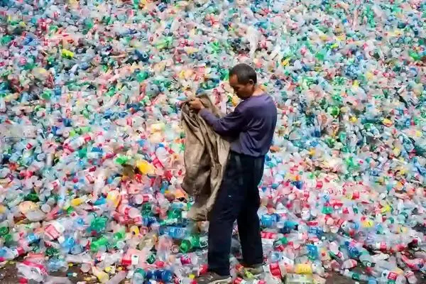 احتمال وجود  میکروب‌های خطرناک در زباله های پلاستیکی درون رودخانه‌ها 
