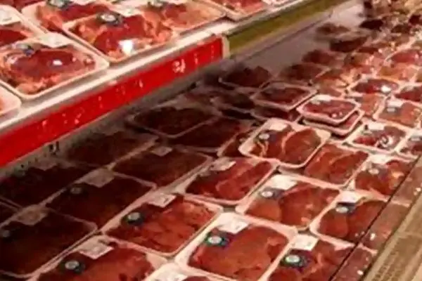 کاهش قیمت گوشت قرمز از نیمه دوم اسفند/ گوشت ۷۰۰ هزار تومانی مختص مغازه‌های بالای شهر است