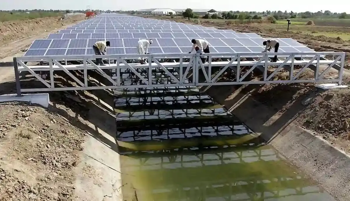 پنل خورشیدی روی کانال های آب