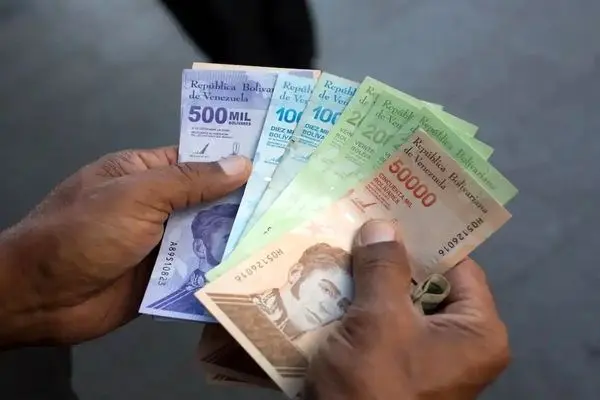 ارزش پول ملی ونزوئلا باز هم سقوط کرد/ مسئولان از رشد تولید می‌گویند!