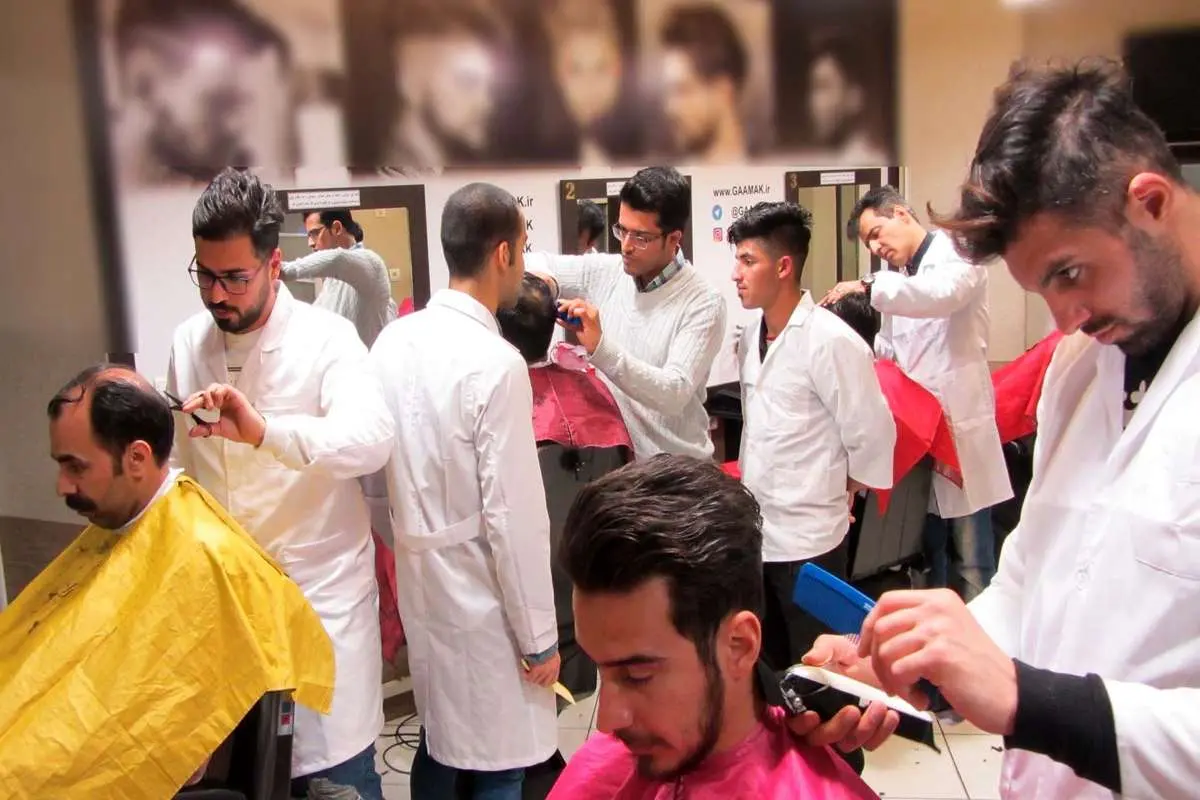 کاهش مراجعه مردم به آرایشگاه‌ها/ استقبال از کارآموزان برای اصلاح رایگان مو!