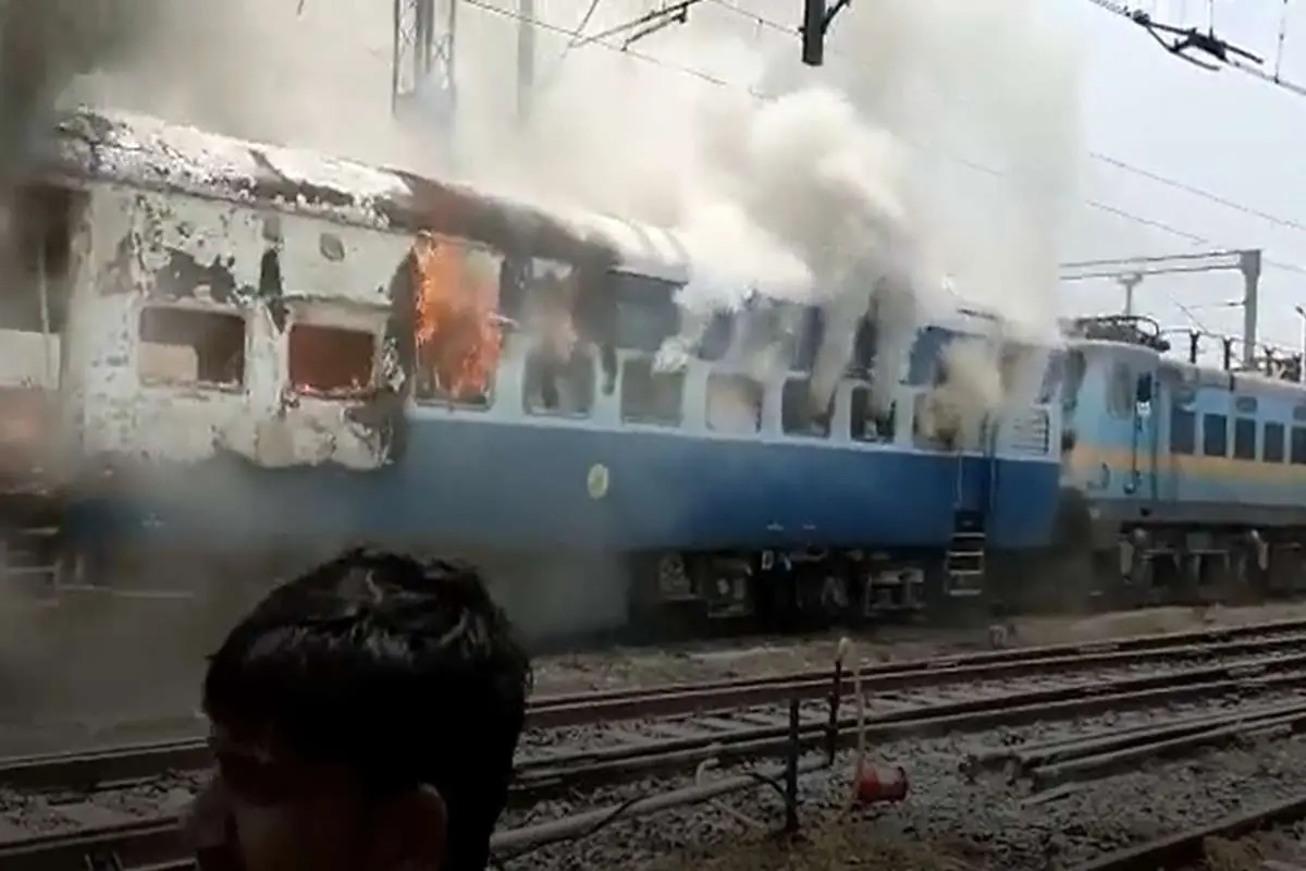 دانشجویان معترض در هند یک قطار را به آتش کشیدند