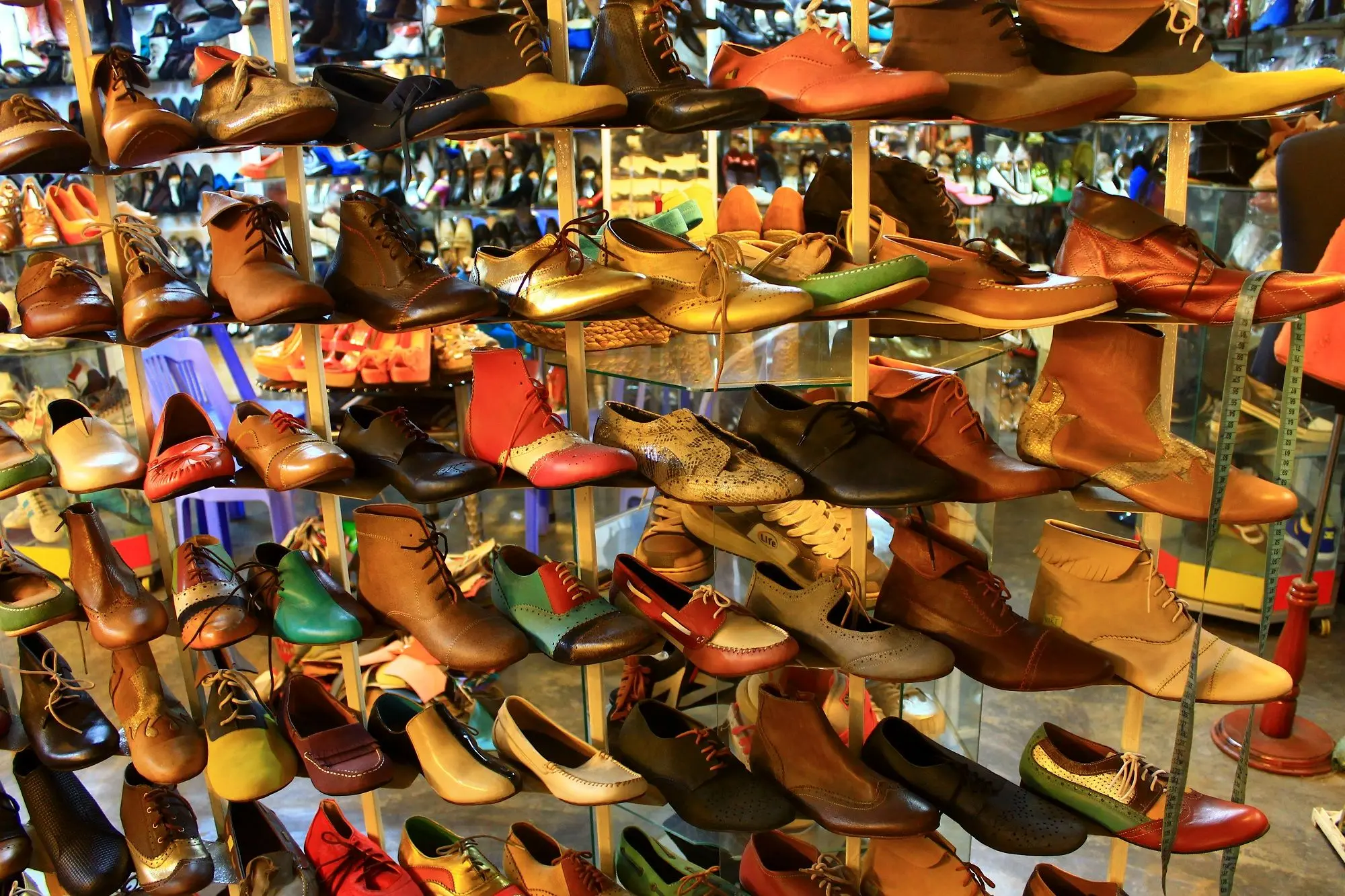قیمت کفش و کتانی میلیونی شد/ کاهش قدرت خرید مردم برای خرید کفش