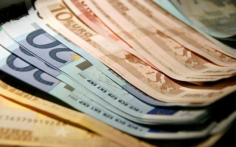 پیشی گرفتن دلار آمریکا از یورو/ یورو تقویت می‌شود؟