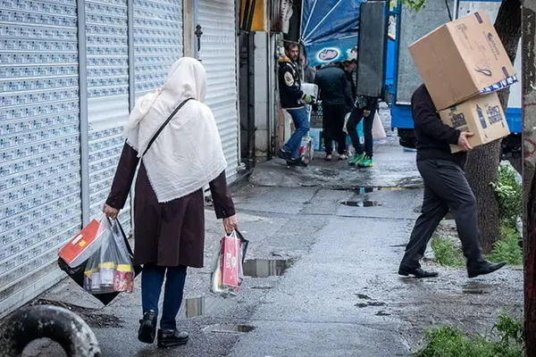 افزایش دست‌فروشی زنان سرپرست خانوار با قطع اینترنت!