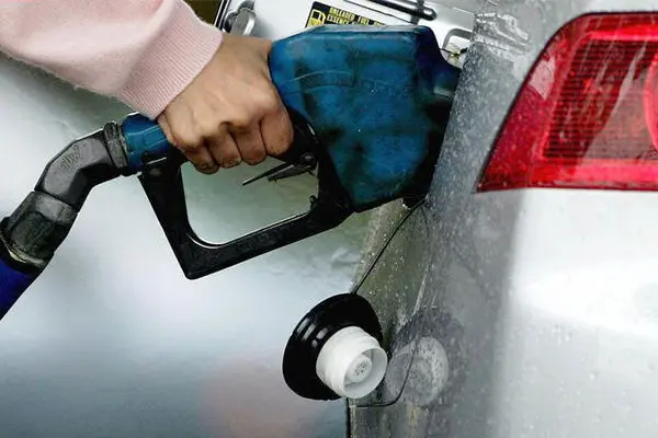 خبری از افزایش قیمت بنزین نیست/ اصلاح حقوق مردم باید در اولویت باشد