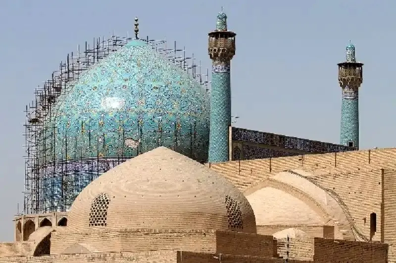 توقف مرمت گنبد مسجد جامع عباسی و مسجد شیخ لطف‌الله