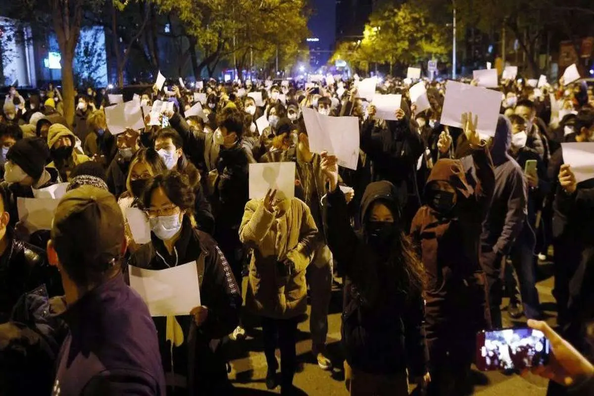 عقب نشینی کرونایی چین در برابر معترضان