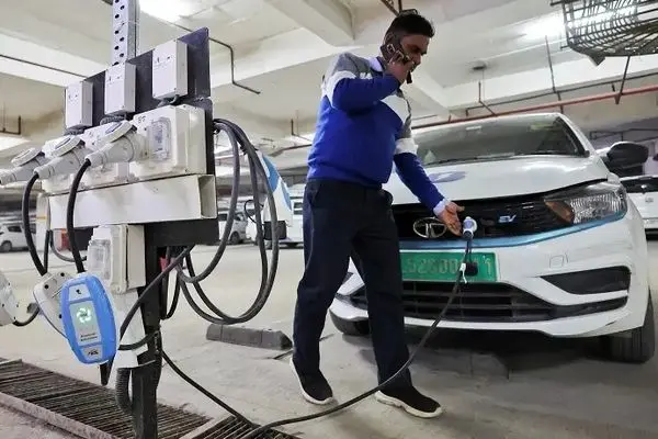 تقاضای جهانی نفت به دلیل خودروهای برقی کاهش می‌یابد
