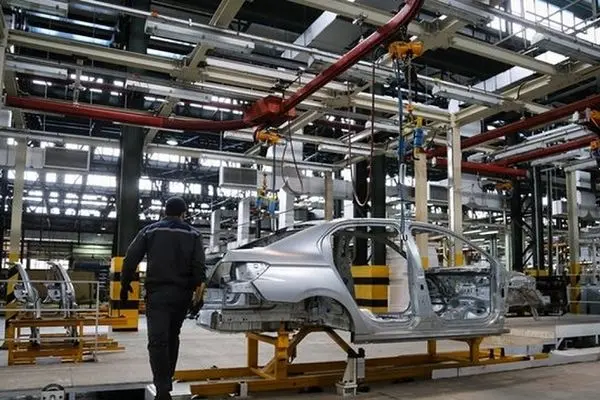 تولید سواری ایران خودرو 6 درصد افت کرده است