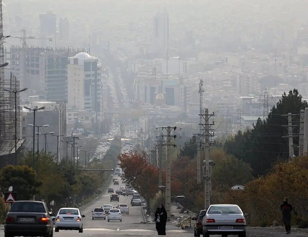 تداوم آلودگی هوا در شهرهای صنعتی/ کاهش ادامه‌دار دما در تهران
